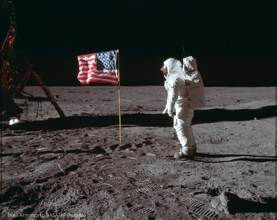 Đây là bước đi nhỏ bé của con người, nhưng là bước tiến khổng lồ của nhân loại” là câu nói nổi tiếng của Neil Armstrong - Ảnh: NASA/AP