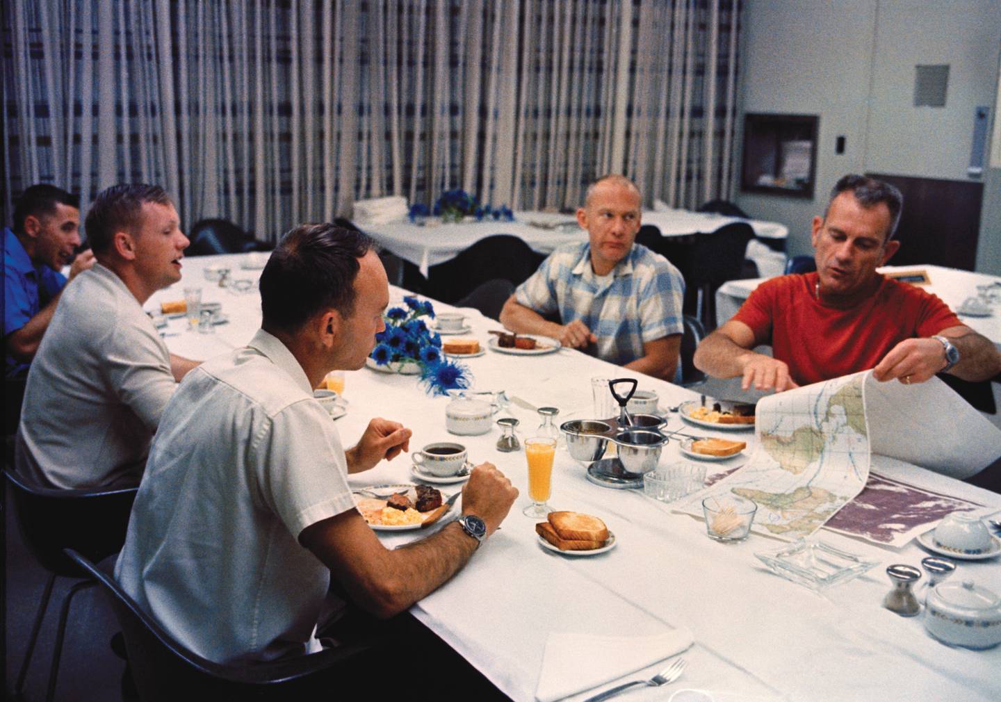 Phi hành đoàn ăn sáng cùng nhau trước chuyến đi - Ảnh: NASA