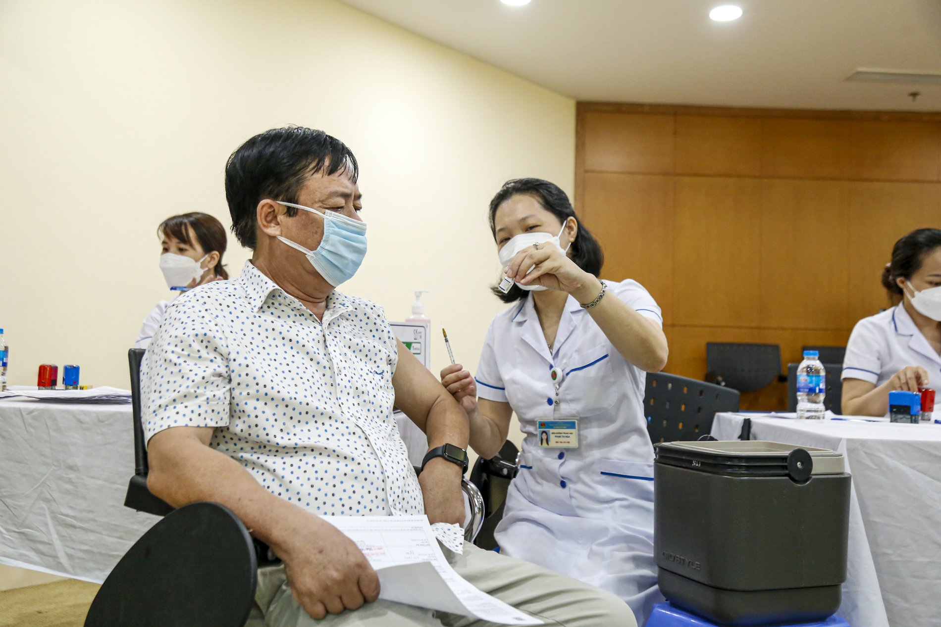 Tiêm vắc xin COVID-19 mũi 4 cho người lao động tại Hà Nội