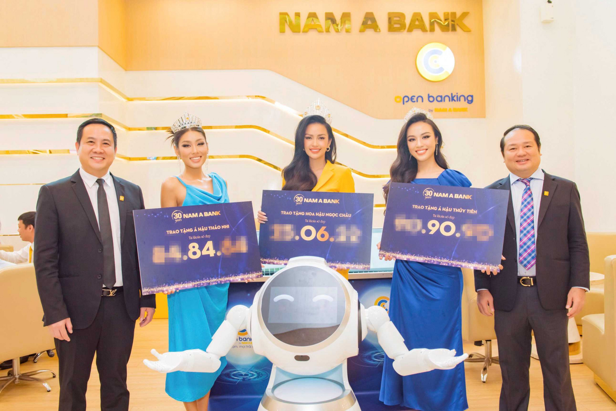 Đại diện Nam A Bank trao tặng tài khoản số đẹp cho Top 3 HHHV Việt Nam 2022 - Ảnh: Nam A Bank