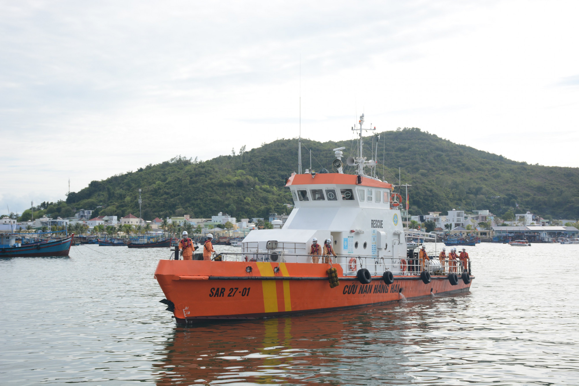 Tàu SAR 27-01 đưa 4 ngư dân của tàu Bình Định bị chìm về đến Nha Trang