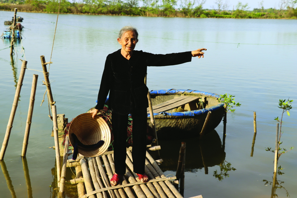 Bà Trần Thị Thiển đứng bên bờ nam sông Bến Hải - nơi ngày xưa ông bà từng trao thư mật cho cán bộ cách mạng