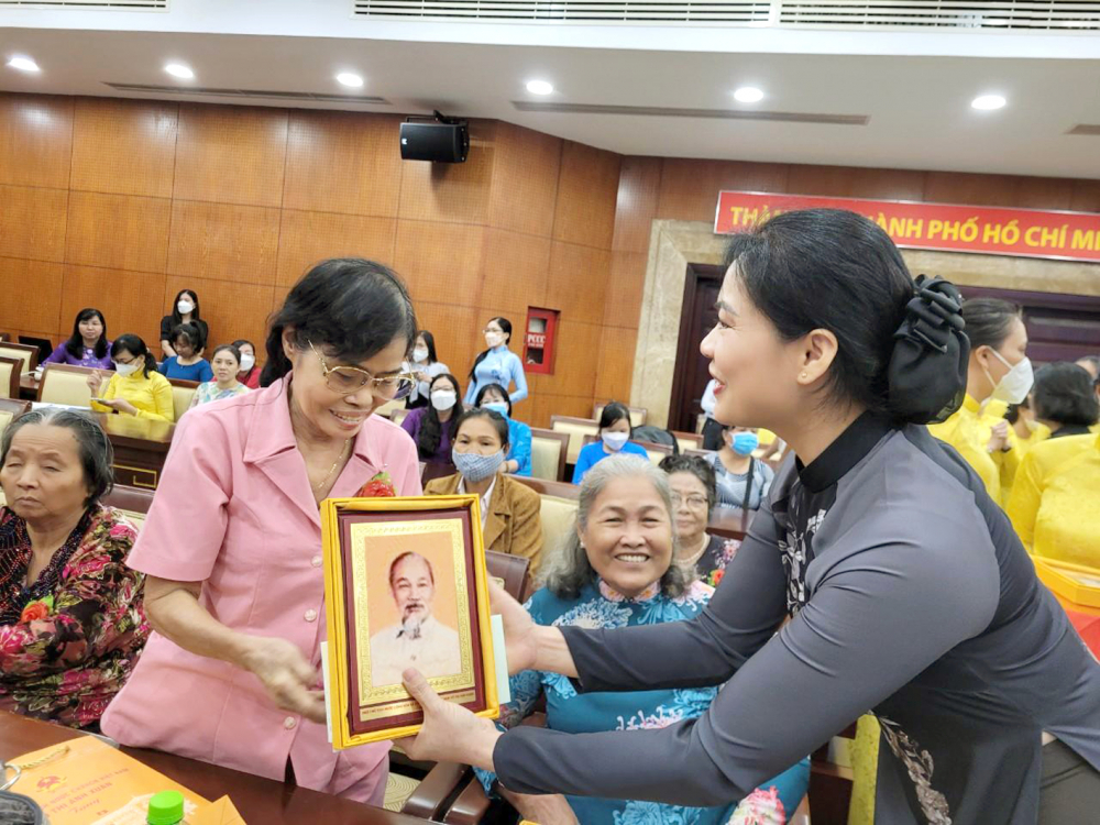 Chủ tịch Hội LHPN Việt Nam Hà Thị Nga (bên phải) trao quà tri ân cho các nữ chiến sĩ cách mạng bị địch bắt tù đày trong thời kháng chiến chống Mỹ