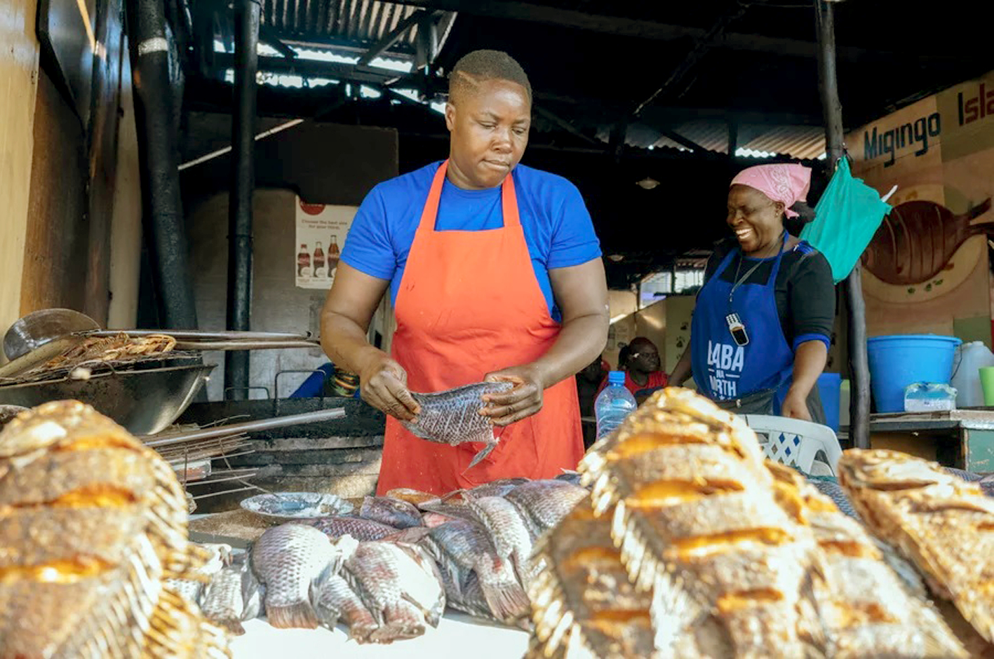 Florence Odero chuẩn bị cá rô để chiên giòn ở chợ Kenyatta của Nairobi - ẢNH: NPR
