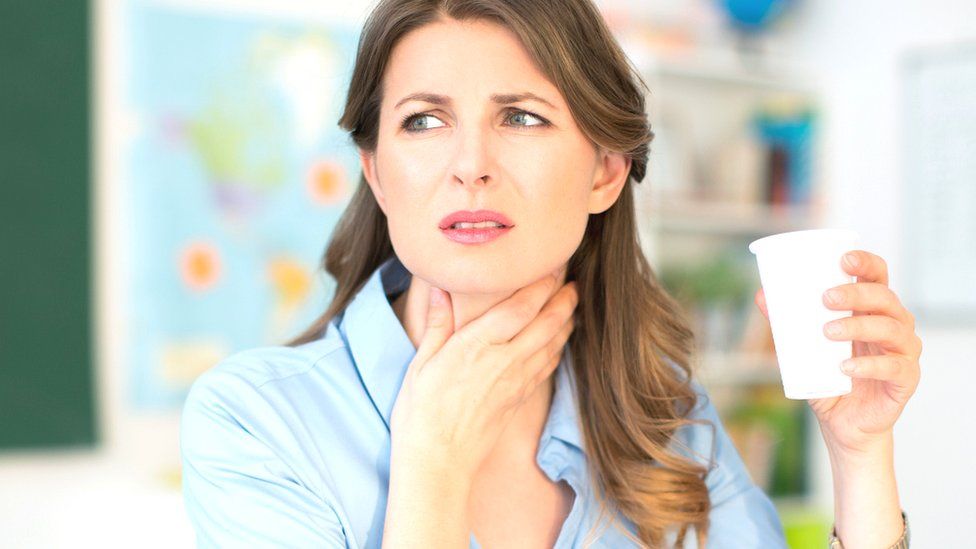 Biến chủng Omicron thường gây ra chứng đau họng và khàn giọng