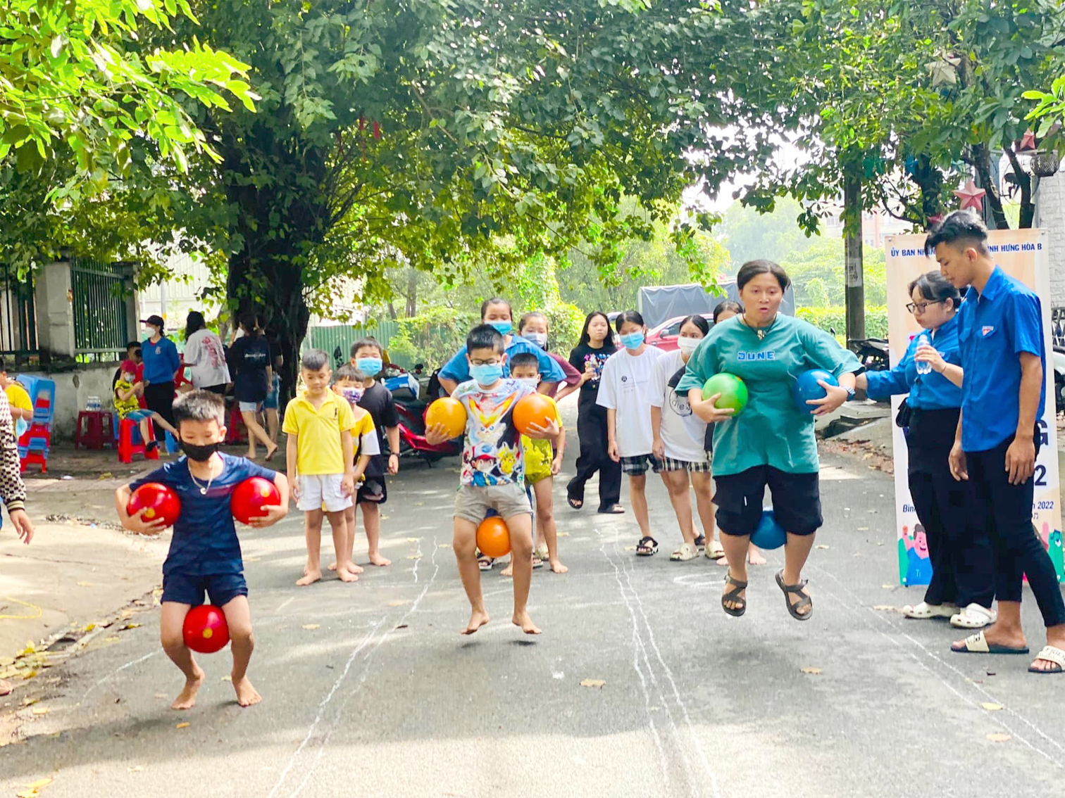 Các em thiếu nhi chơi trò chơi dân gian tại một điểm sinh hoạt hè ở P.Bình Hưng Hòa B, Q.Bình Tân, TP.HCM