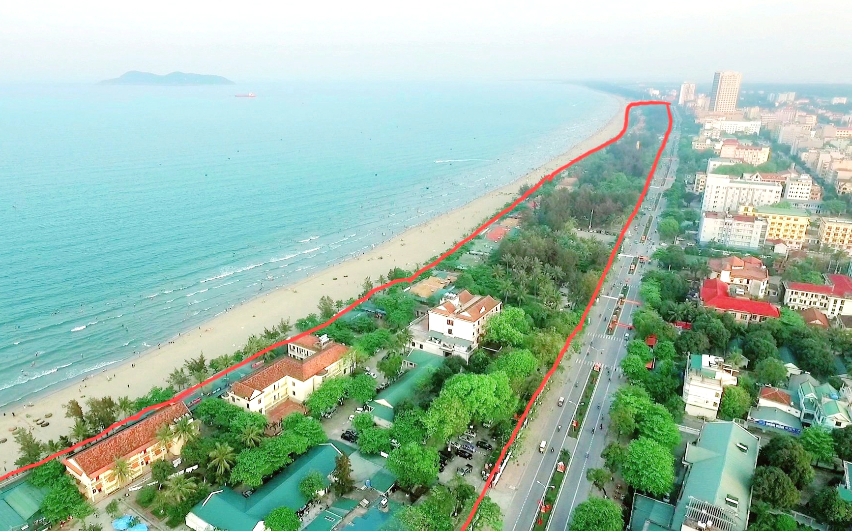  Các công trình nằm dọc ven bãi biển (trong vùng khoanh đỏ) sẽ được di dời trong kế hoạch làm sạch bãi biển Cửa Lò