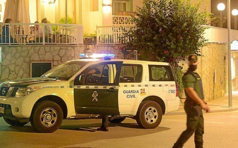 Cảnh sát tại khách sạn nơi 2 nghi phạm lưu trú tại Andratx, phía tây nam đảo Majorca (Tây Ban Nha) 