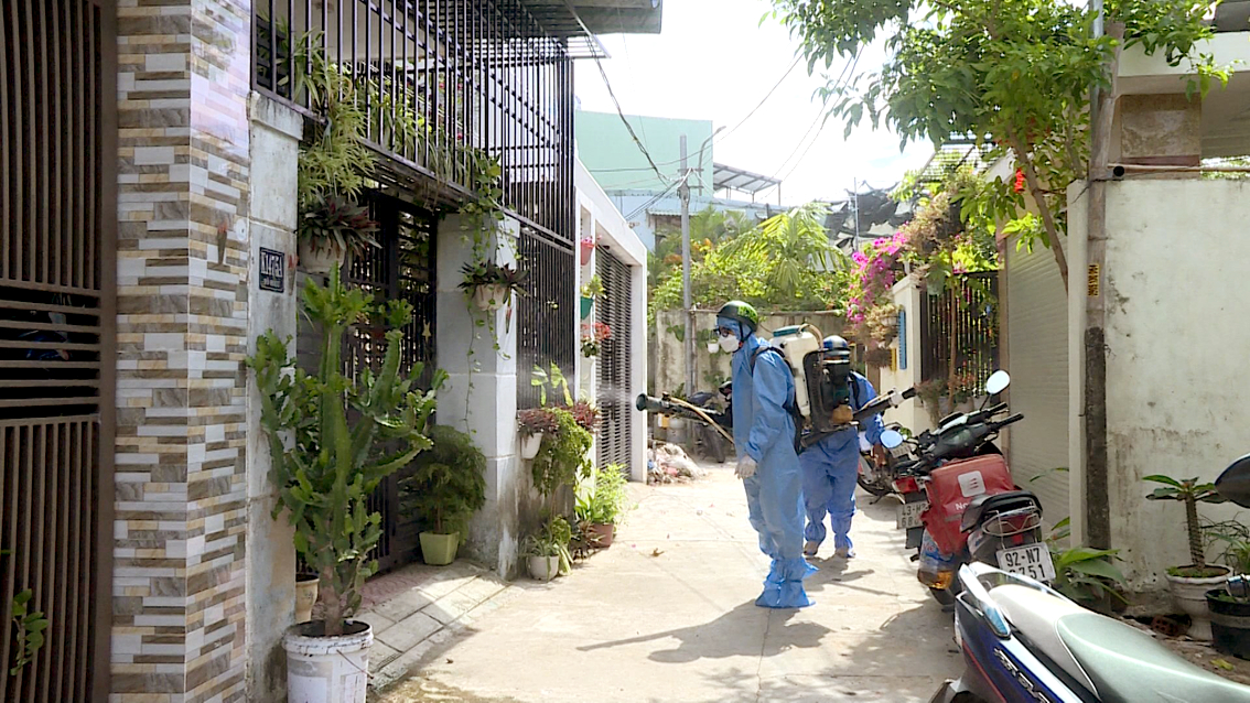 Nhân viên y tế phun thuốc diệt muỗi tại các khu vực có nguy cơ cao ở Đà Nẵng - ẢNH: Đ.DŨNG