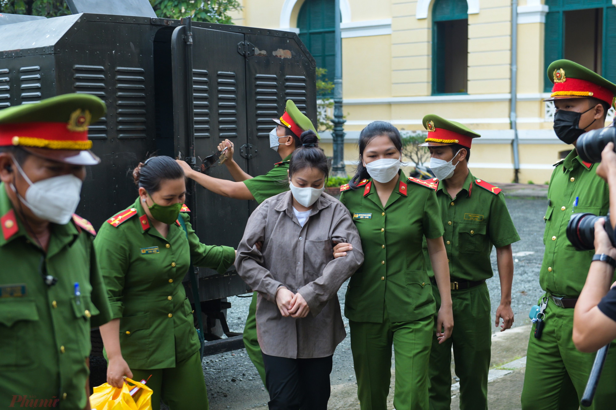 Bị cáo Nguyễn Võ Quỳnh Trang (27 tuổi) được cảnh sát áp giải đến trụ sở TAND TP.HCM. Đây là 2 bị cáo liên quan đến vụ bạo hành bé N.T.V.A (8 tuổi). 