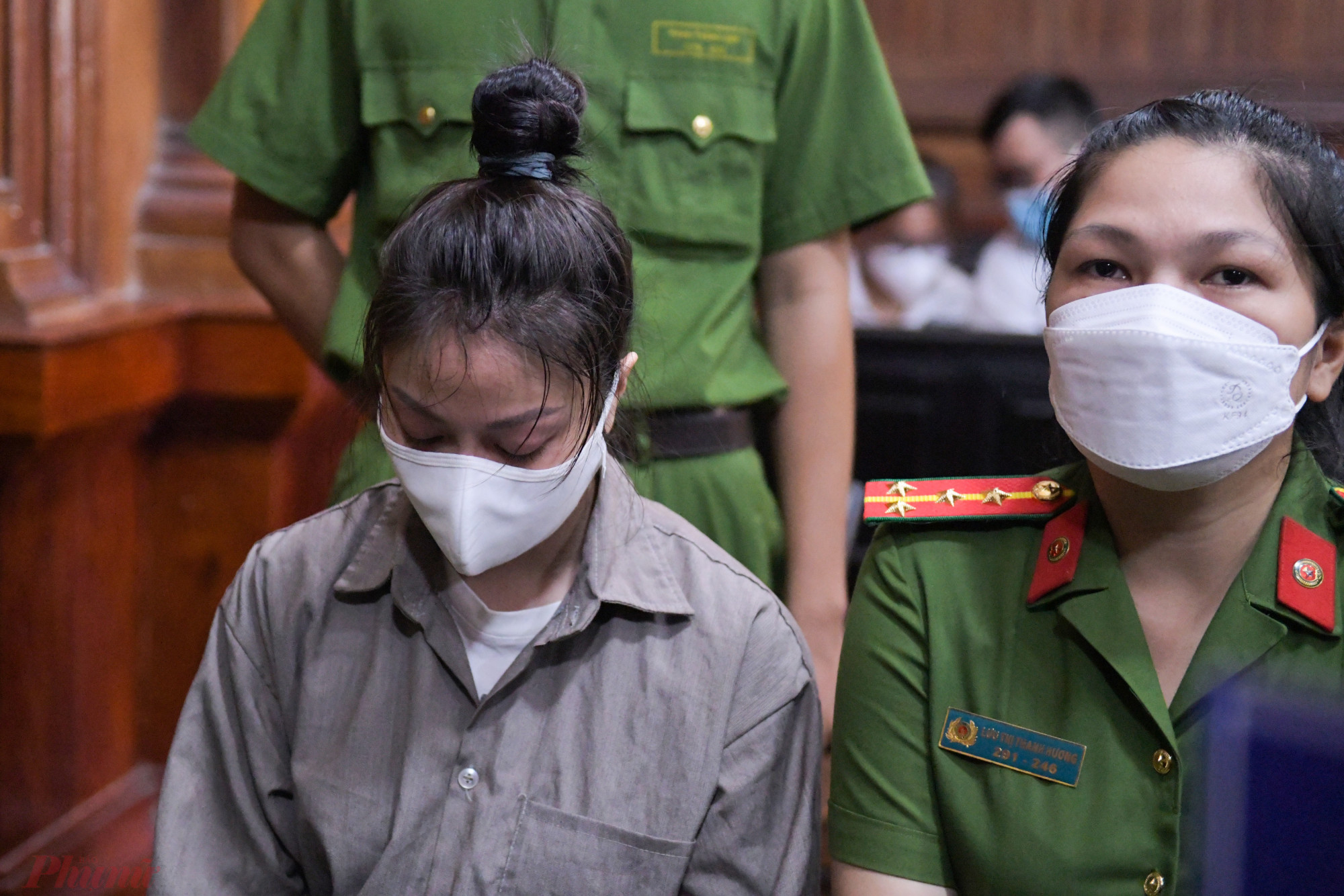 Ánh mắt luôn nhắm nghiền, lộ rõ vẻ mệt mỏi của bị cáo Trang trong suốt phiên tòa diễn ra.