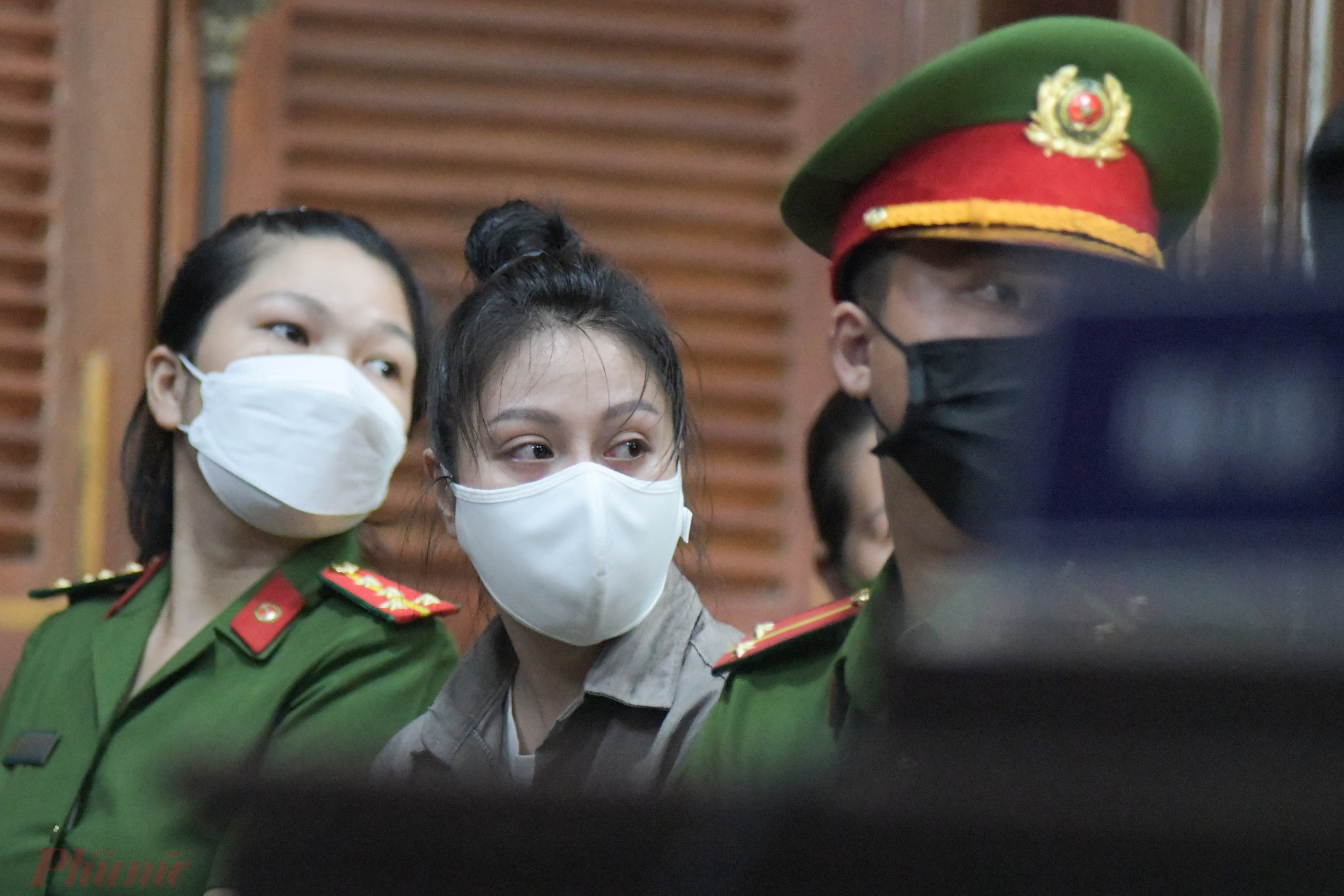 Lần hiếm hoi bị cáo Quỳnh Trang ngước nhìn khi thấy mẹ ruột của nạn nhân được tòa gọi đứng dậy trả lời.
