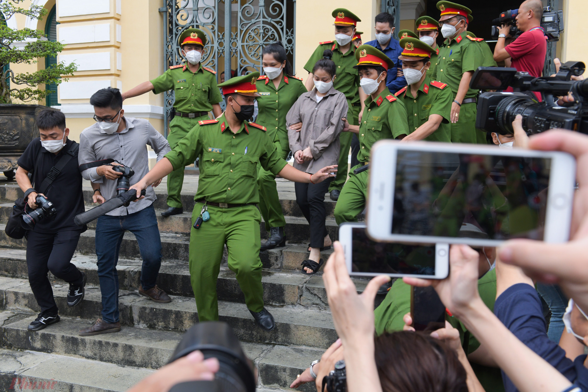 Bị cáo Trang được dẫn giải ra xe tù sau khi phiên tòa tạm hoãn.