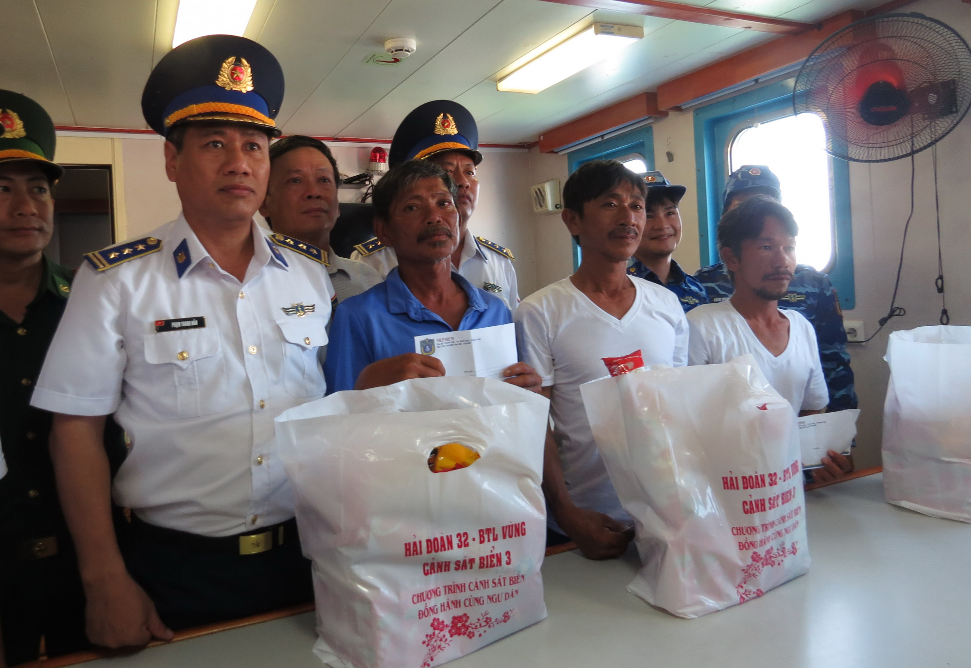 Các đơn vị tặng quà hỗ trợ ngư dân