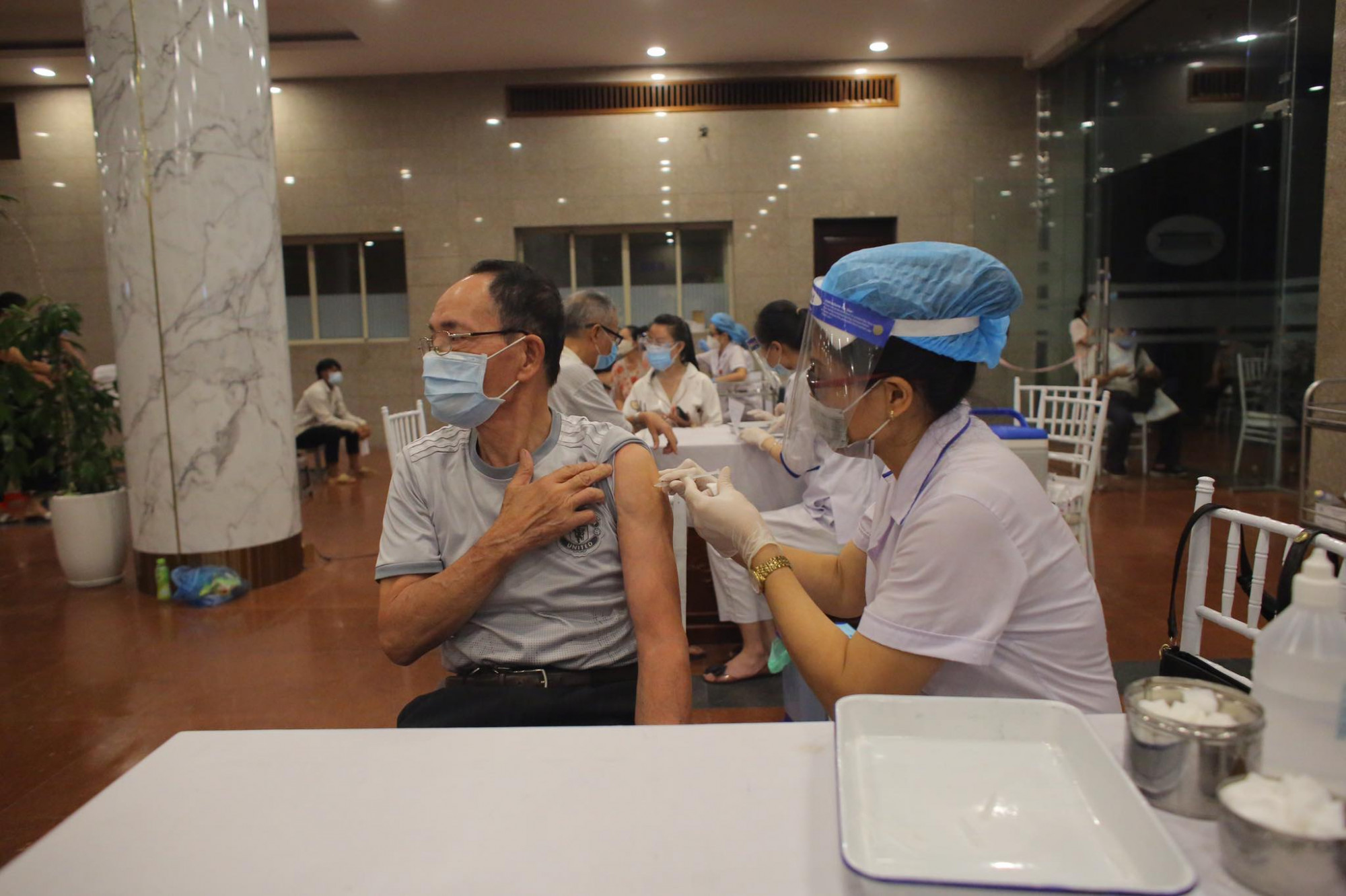 Tiêm vắc xin COVID-19 cho người cao tuổi tại Hà Nội