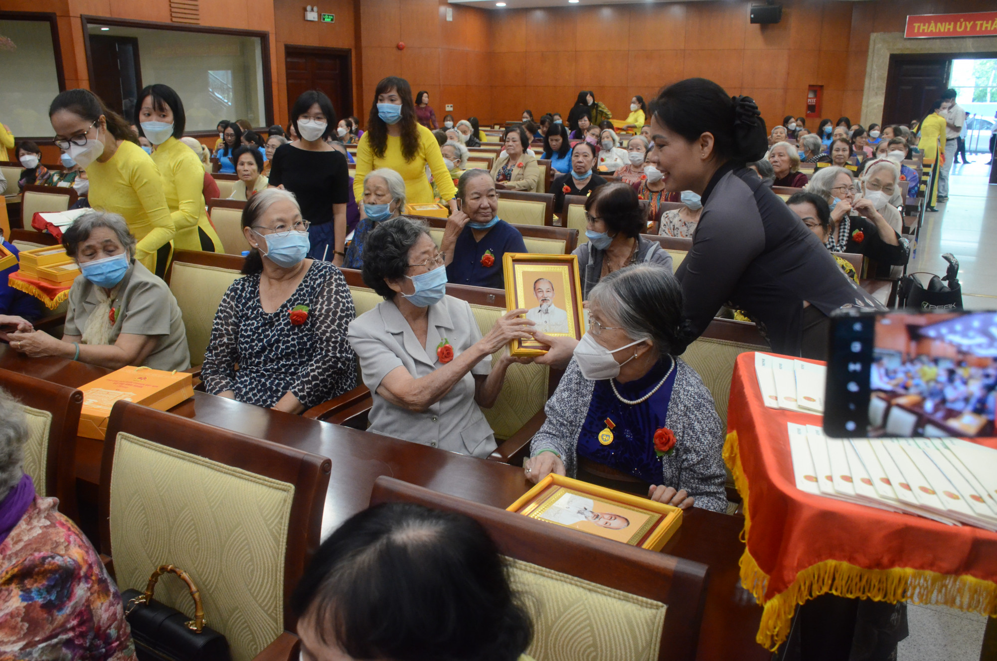 Chủ tịch Hội LHPN Việt Nam Hà Thị Nga trao tận tay những món quà tri ân những nữ chiến sĩ cách mạng tại buổi họp mặt