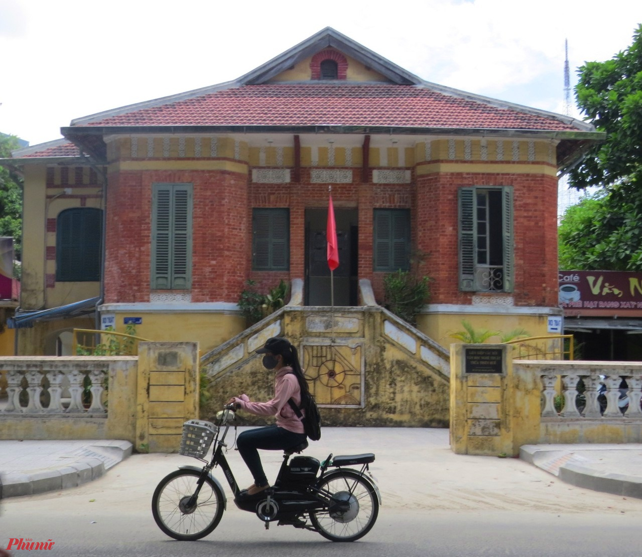 Ngôi biệt thự Pháp số 26 Lê Lợi trước là trụ đây là trụ sở Liên hiệp các Hội Văn học Nghệ thuật tỉnh Thừa Thiên- Huế