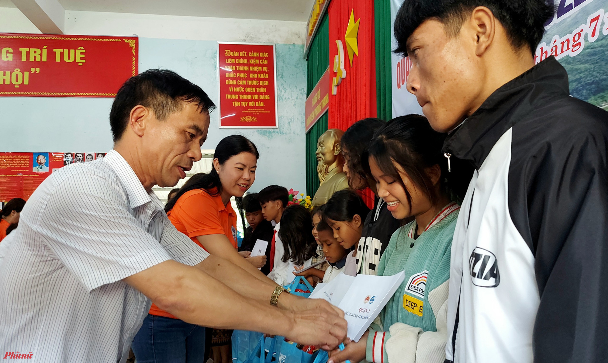 Hội LHPN Q.3 phối hợp cùng các đơn vị tặng học bổng cho trẻ em vùng biên giới tỉnh Quảng Trị 