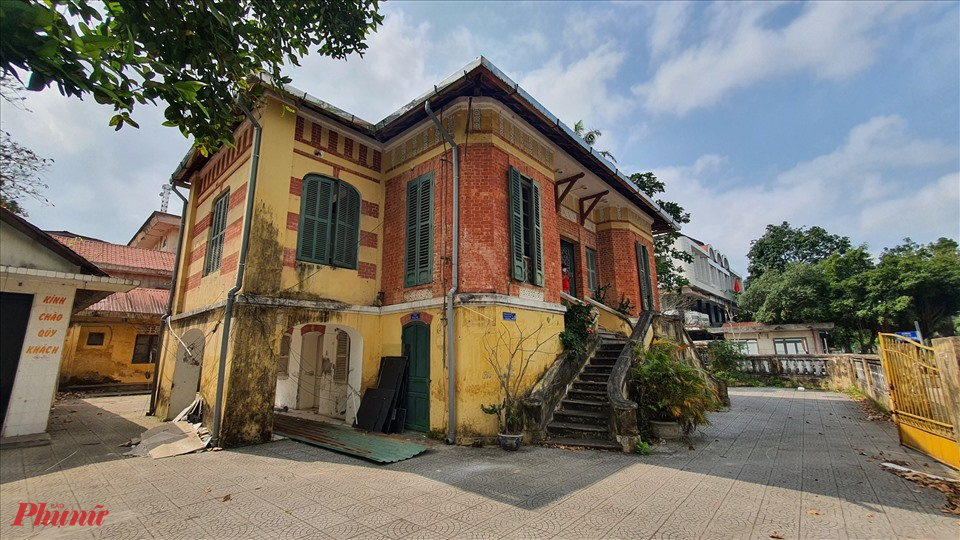 Giới nghiên cứu văn hóa Huế cho biết, ngôi biệt thự Pháp ở số 26 đường Lê Lợi  có tuổi đời hơn 100 năm