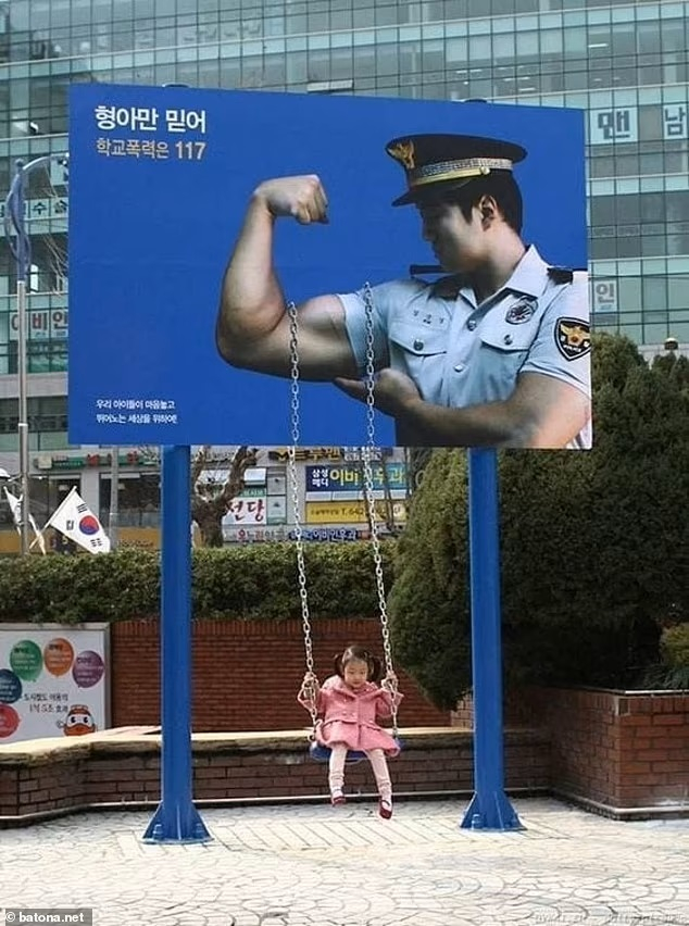 Một bảng quảng cáo của Hàn Quốc đã thêm yếu tố tương tác, bằng cách gắn một chiếc xích đu vào phần dưới cùng của sợi dây quấn quanh bắp tay căng phồng của một viên cảnh sát