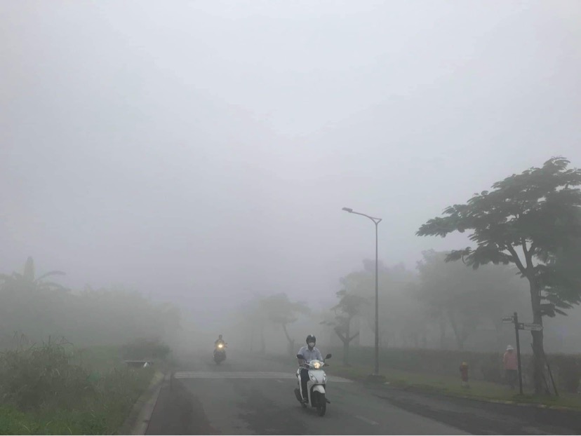 Sáng  nay sương  mù  dày  đặt trên  địa  bàn xã Phong  Phú, Đa Phước,  huyện  Bình  Chánh. Xe cộ  lưu  thông phải  chạy  chậm  vì  không  thấy  đường Đi