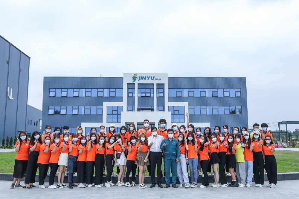 Sinh viên Ngôn ngữ Trung HUTECH “check-in” trải nghiệm tại Công ty TNHH Jinyu Tire - Ảnh: HUTECH