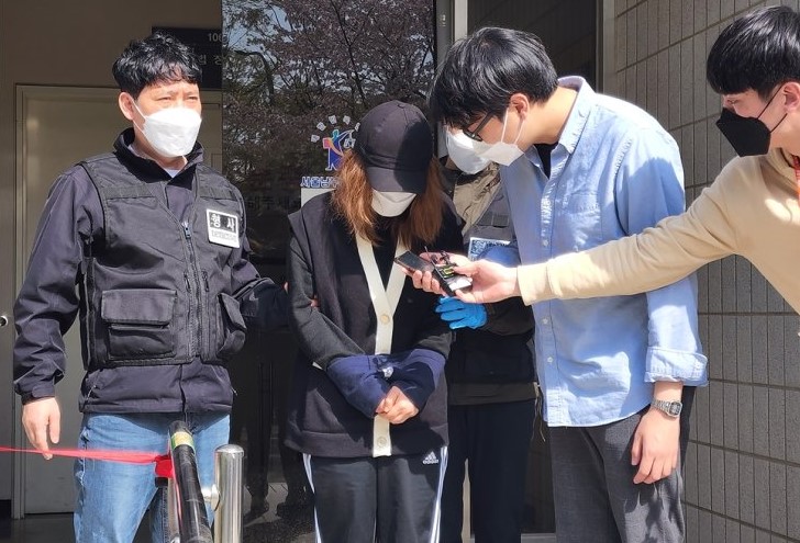 Một người 41 tuổi phạm tội giết hai con trai dưới 10 tuổi của mình do hạn chế tài chính, trung tâm, đã rời khỏi Tòa án Quận Nam Seoul ở Seoul, ngày 9 tháng 4. Yonhap