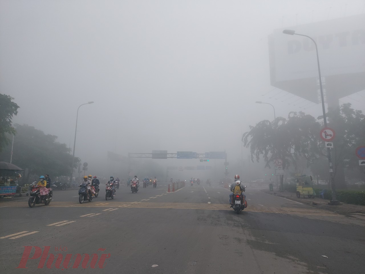 Lớp sương mù dày đặc trên đường Võ Văn Kiệt thời điểm 7 giờ sáng ngày 22/7.