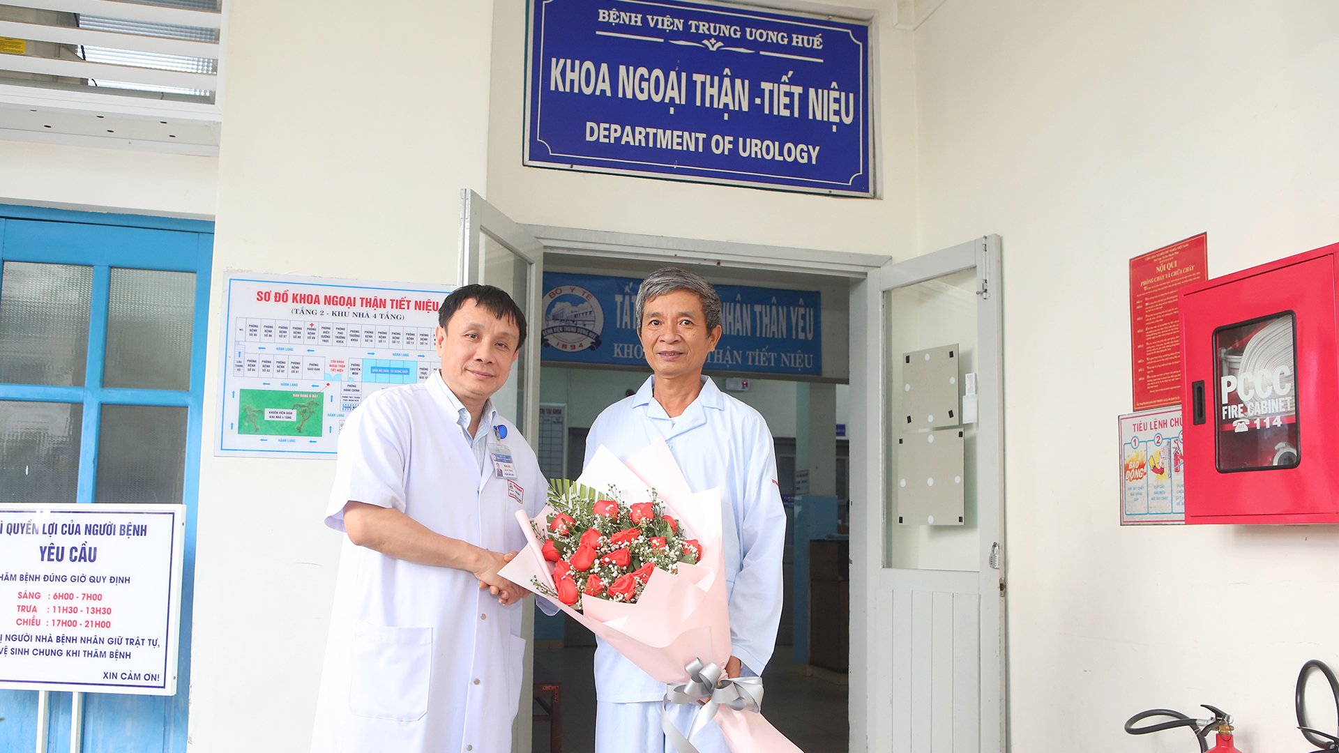 GS. TS Phạm Như Hiệp, giám đốc Bệnh viện Trung ương Huế tặng hoa chúc mừng bệnh nhân trước giờ xuất viện