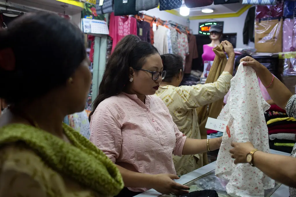 Chanira mua sắm quần áo tại một ngôi chợ của Patan