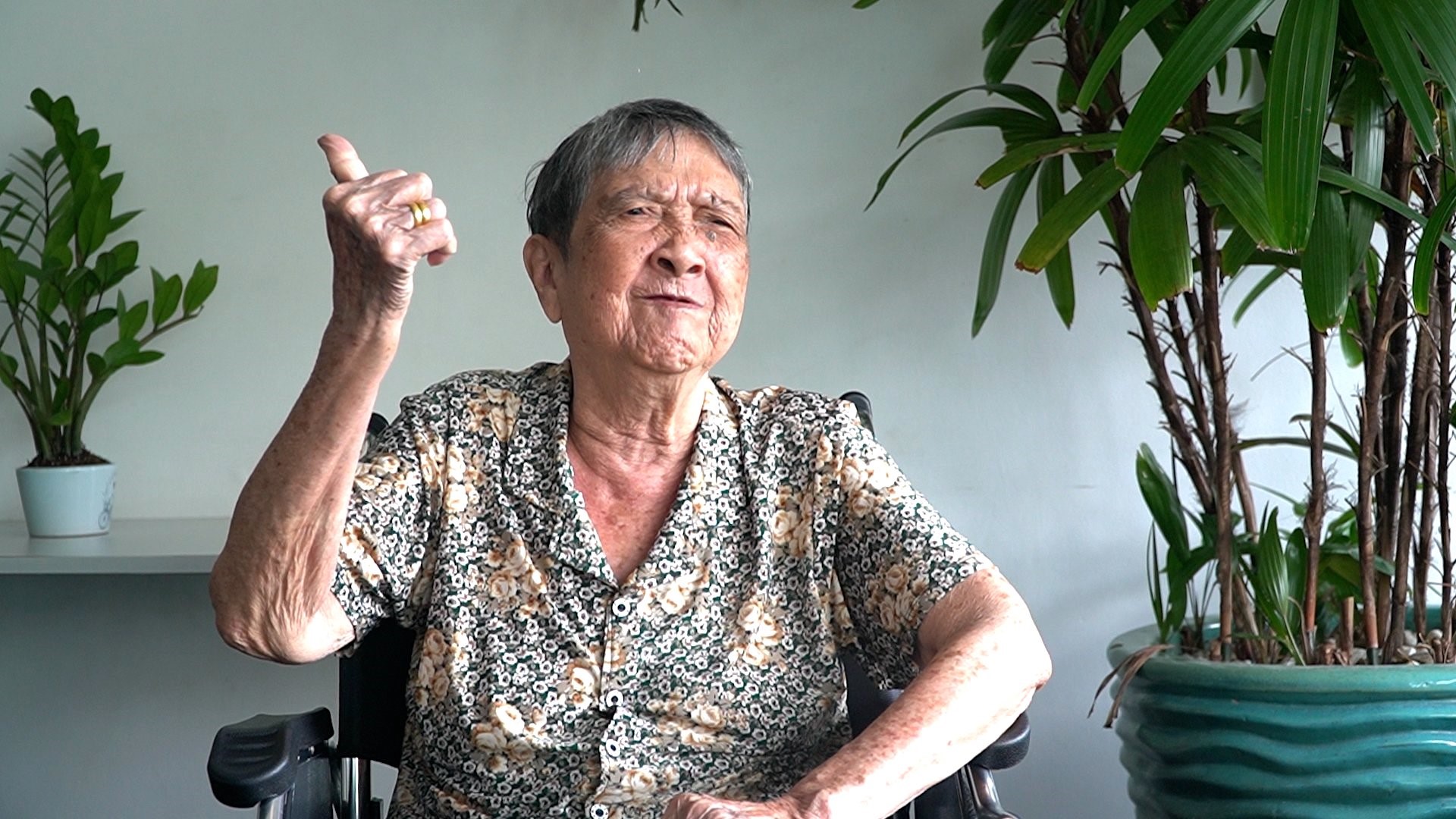 Cụ bà 79 tuổi vui mừng sau khi được các bác sĩ FV phẫu thuật loại bỏ thành công khối u xương vùng khẩu cái. Ảnh do bệnh viện cung cấp