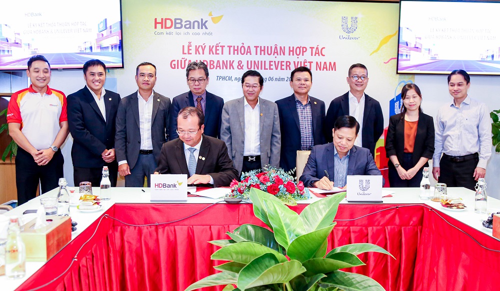 Đại diện HDBank và Unilever Việt Nam thực hiện ký kết hợp tác - Ảnh: HDBank