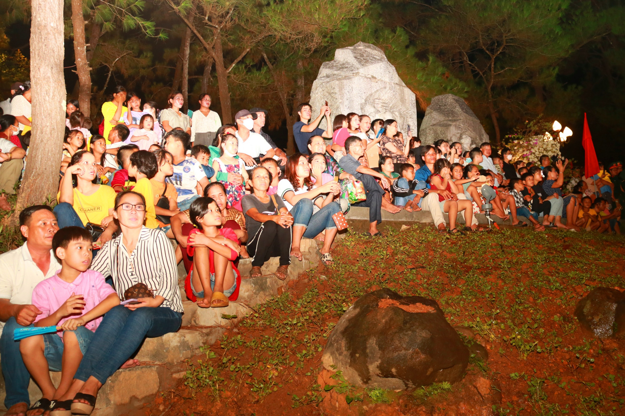 Chương trình nghệ thuật đặc biệt đã thu hút đông đảo người dân, khách hành hương về Quảng Trị đến xem