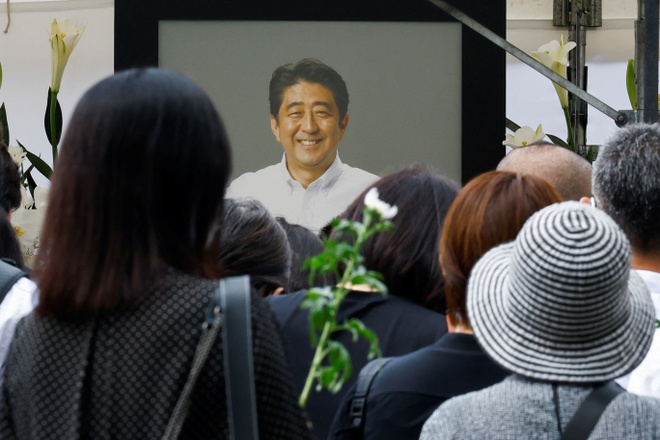 Một đám tang nhỏ hơn tại chùa Zojoji ở Tokyo được tổ chức vào ngày 12/7 và ông Abe đã được hỏa táng. Riêng lễ tang cấp nhà nước vào mùa thu là một sự kiện mang tính ngoại giao