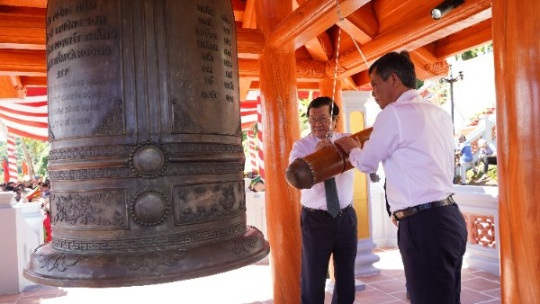 Nguyên Chủ tịch nước Trương Tấn Sang và ông Trần Thắng - Chủ tịch UBND tỉnh Quảng Bình thực hiện nghi thức thỉnh chuông.