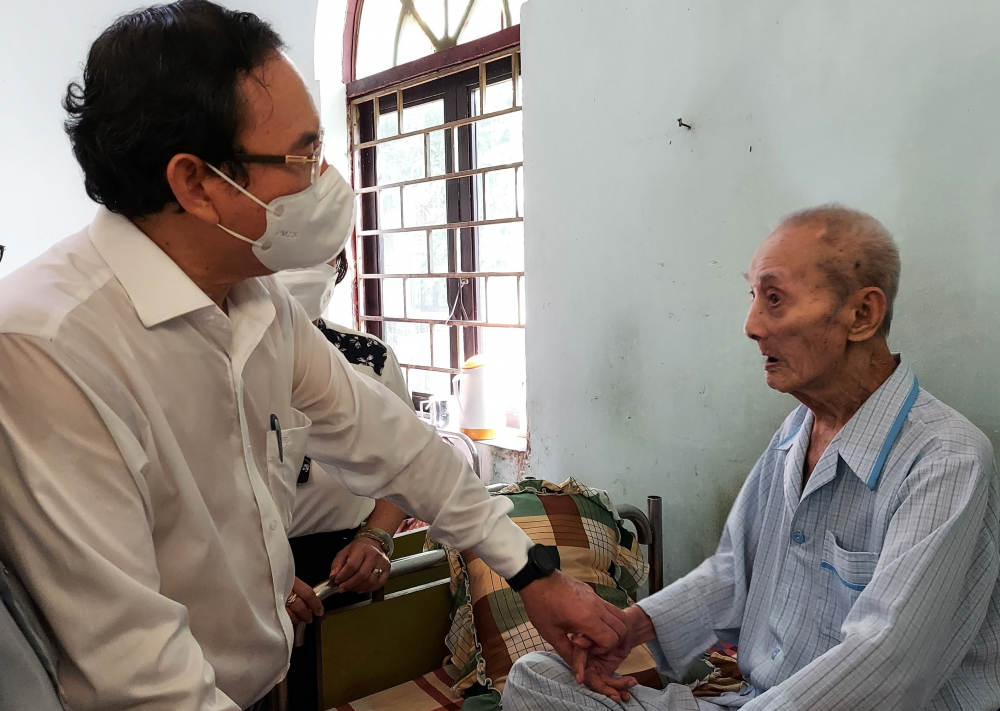 Bí thư Thành ủy TPHCM Nguyễn Văn Nên thăm cụ Đoàn Hà tại trạm xá.