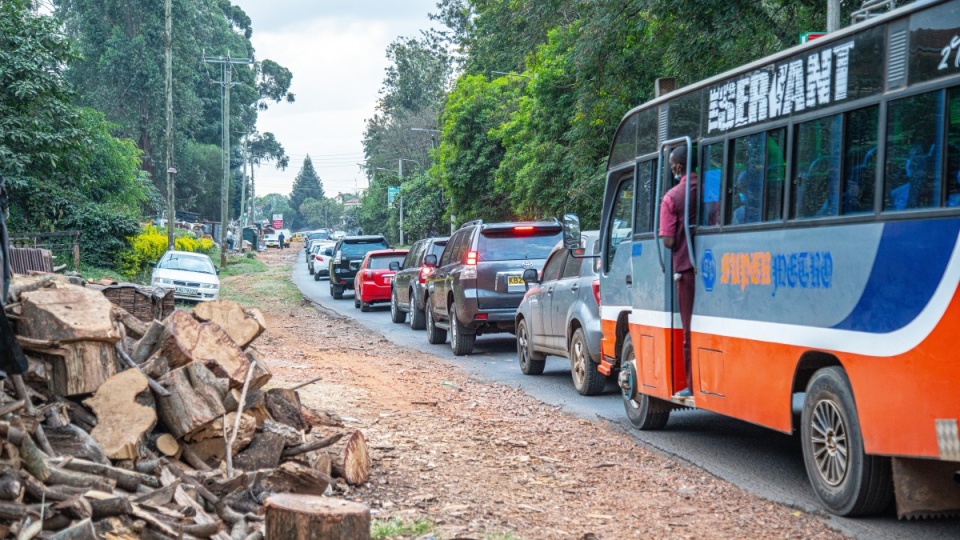 Hơn 20 người đã thiệt mạng sau khi một chiếc xe buýt rơi khỏi cầu trên đường đến Nairobi, Kenya