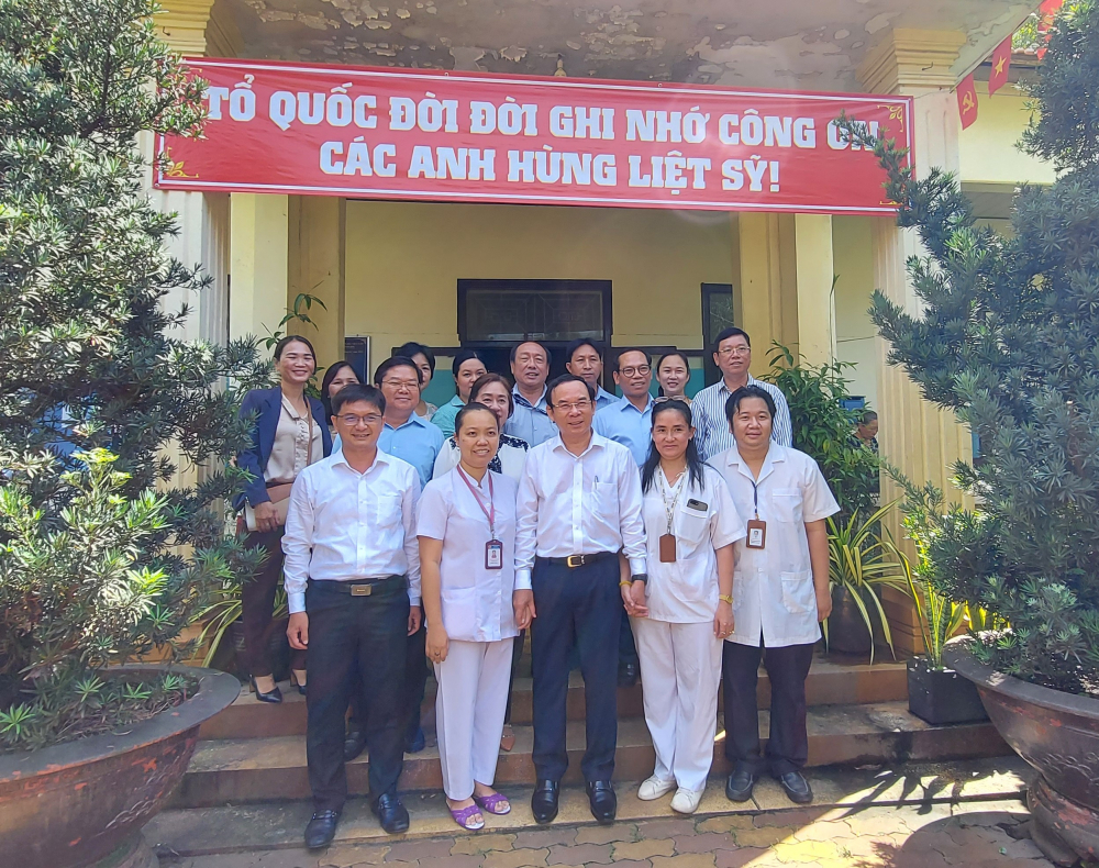 Bí thư Thành ủy TPHCM Nguyễn Văn Nên đánh giá cao và tôn vinh những cống hiến của lực lượng cán bộ, viên chức, người lao động Trung tâm dưỡng lão Thị Nghè nỗ lực cùng TP thực hiện tốt công tác đền ơn đáp nghĩa nhiều năm qua.