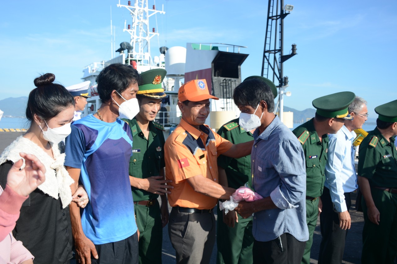 Các lực lượng hỏi thăm và động viên ngư dân khi lên bờ