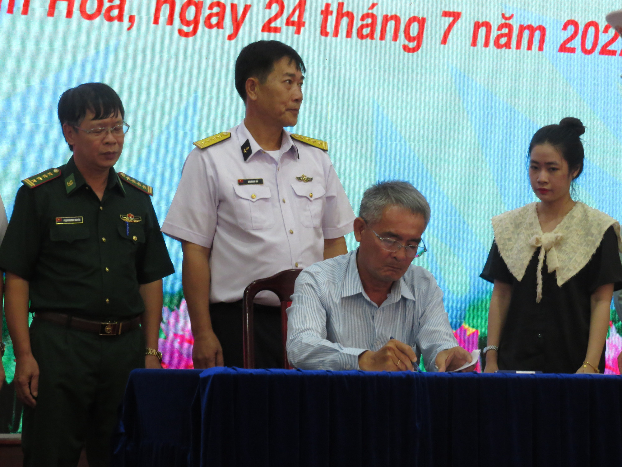 Đại diện chính quyền TP Phan Thiết ký biên bản bàn giao