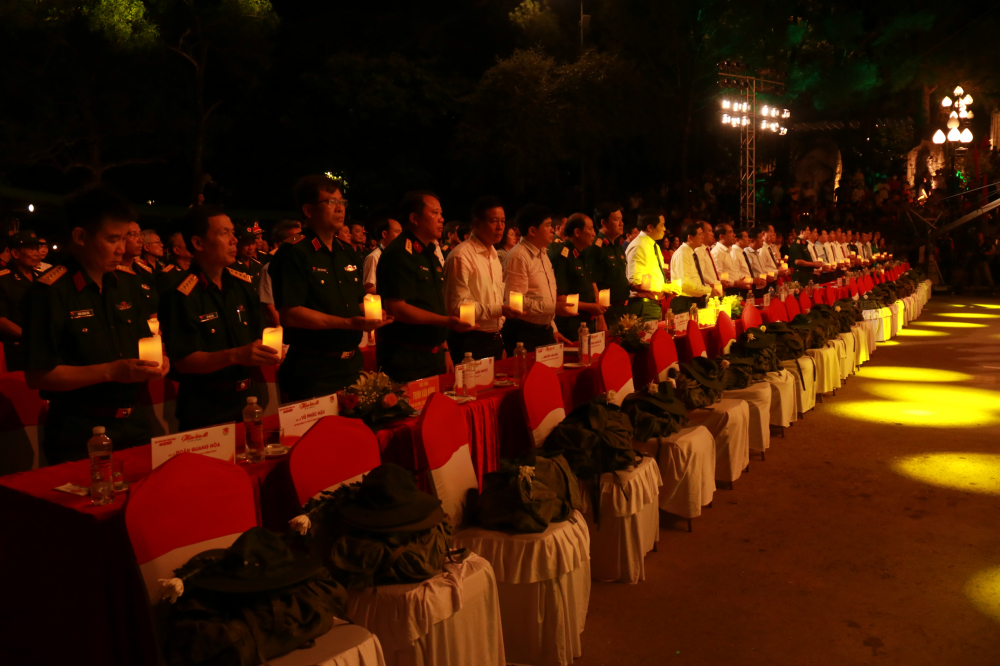 Giây phút xúc động 28 Đại biểu trên hàng ghé đầu, Hành trang người lính cụ Hồ gồm chiếc ba lô đơn sơ, chiếc mũ tai bèo được đặt trang trọng trên hàng ghế trước hàng ghế của đại biểu