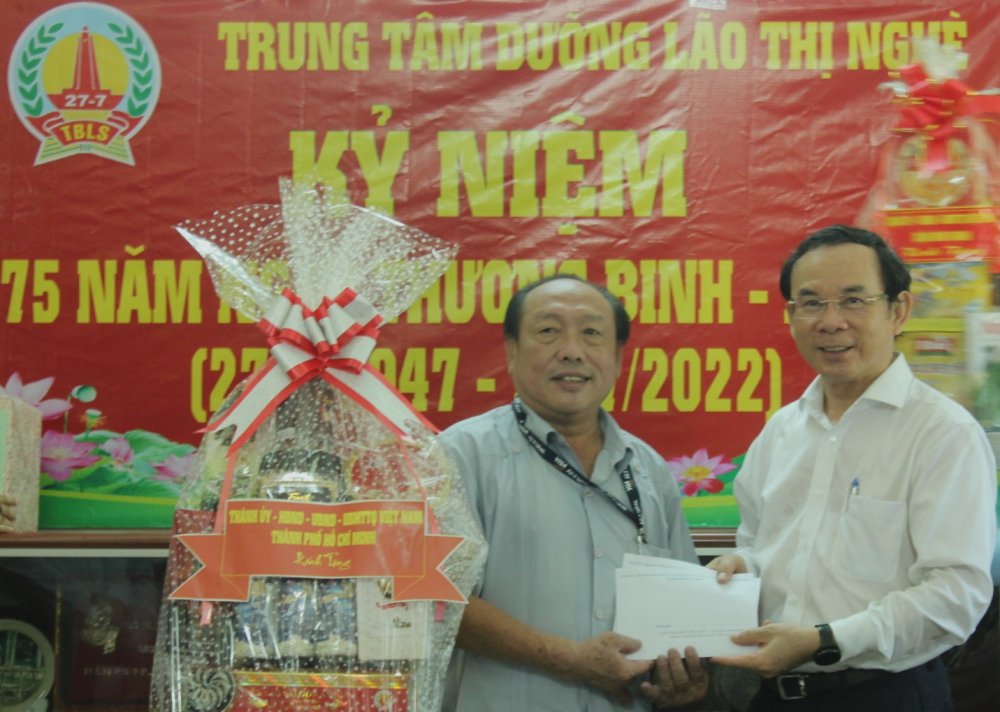 Bí thư Thành ủy TPHCM Nguyễn Văn Nên tặng quà cho Trung tâm dưỡng lão Thị Nghè.