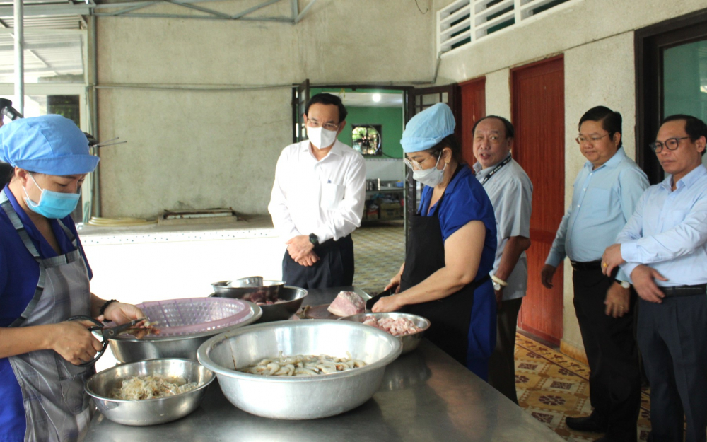 Bí thư Thành ủy TPHCM Nguyễn Văn Nên và đoàn công tác thăm bếp ăn được thực hiện theo quy trình một chiều của Trung tâm dưỡng lão Thị Nghè.