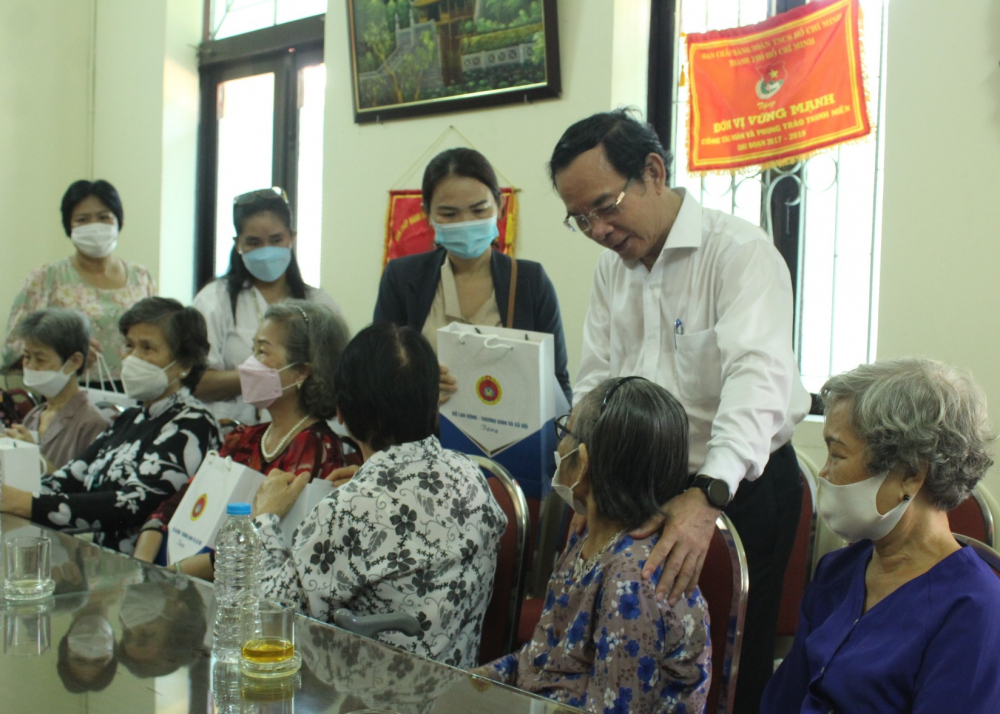 Bí thư Thành ủy TPHCM Nguyễn Văn Nên tặng quà cho các đối tượng chính sách tại Trung tâm dưỡng lão Thị Nghè.