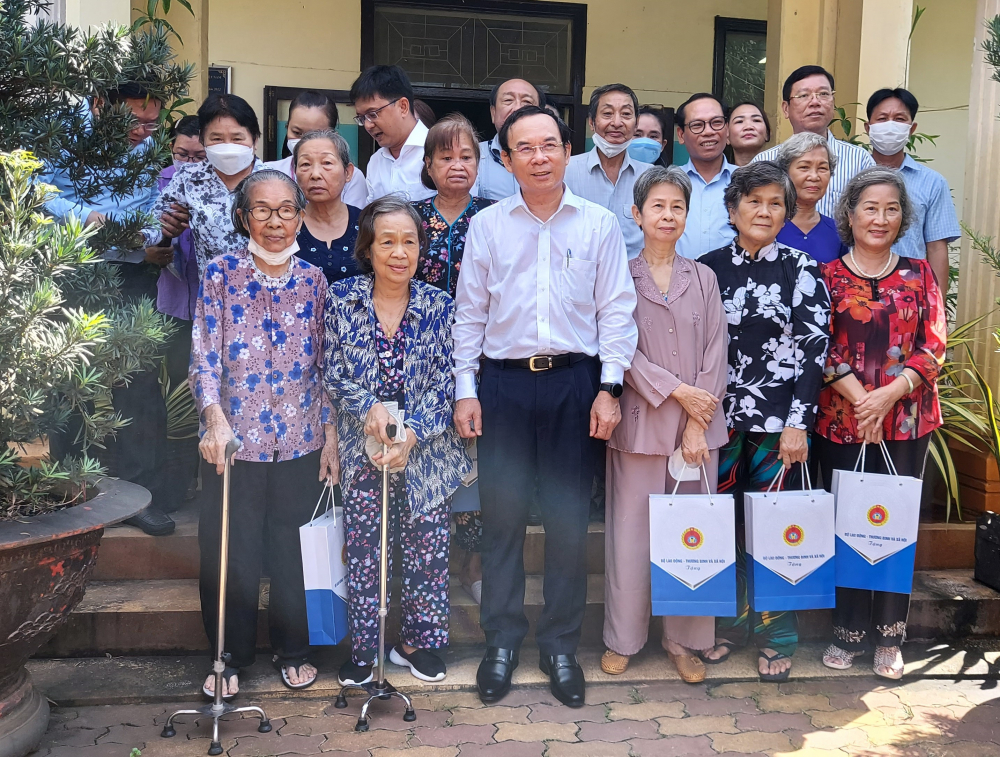 Bí thư Thành ủy TPHCM Nguyễn Văn Nên chụp ảnh lưu niệm cùng các đối tượng chính sách đang an dưỡng tại Trung tâm dưỡng lão Thị Nghè.