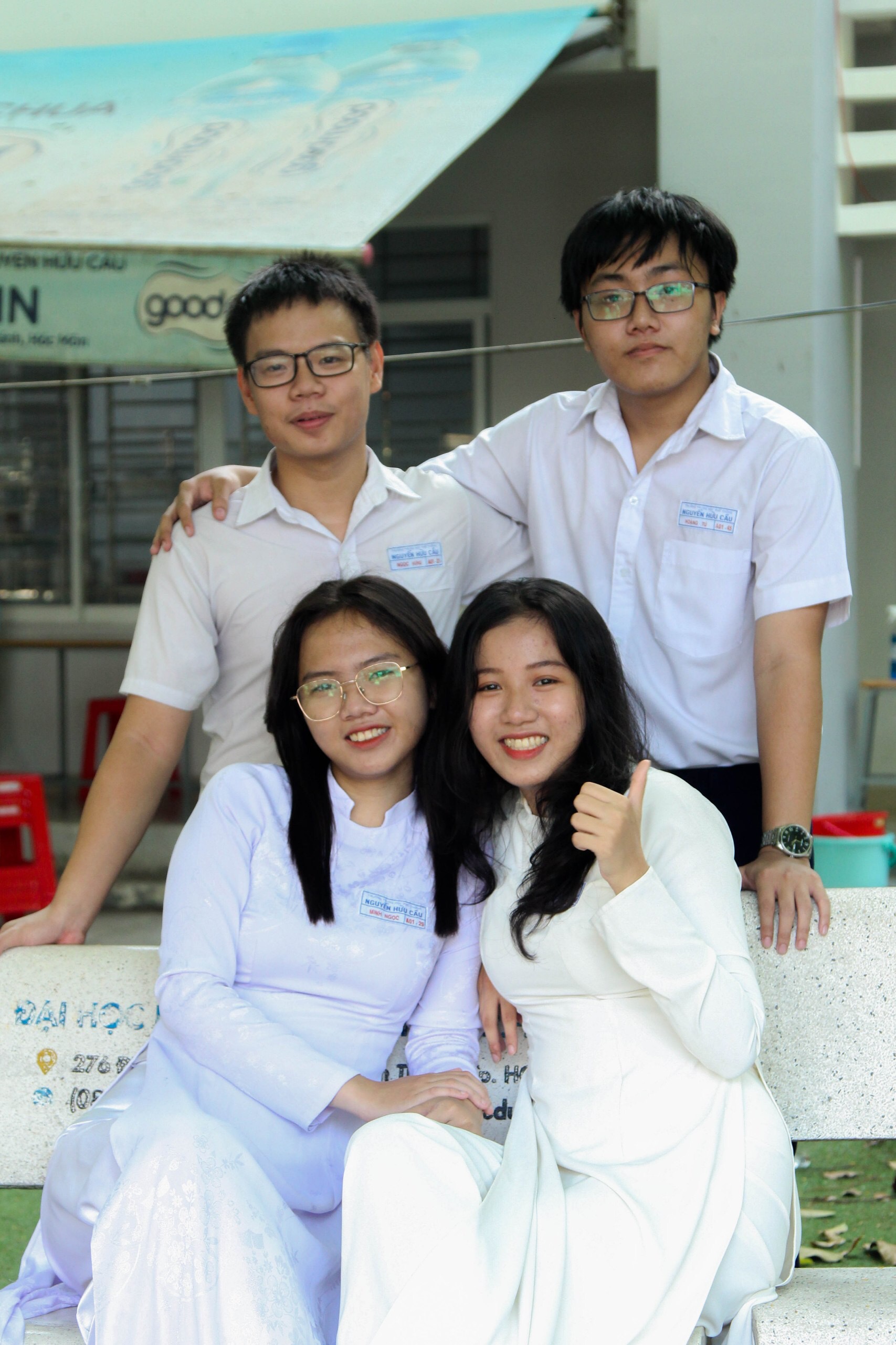 Nguyễn Hoàng Tú (hàng trên, bên phải) là thủ khoa khối A TPHCM và là Á khoa khối A cả nước