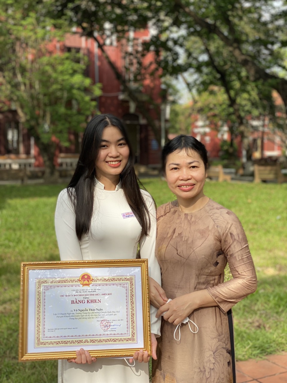Cô Nguyễn Thị Thu Thủy cùng nữ sinh Thảo Ngân 