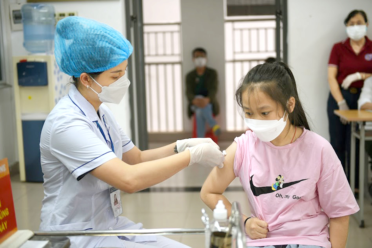 Hà Nội cũng là một trong những địa phương có tỷ lệ tiêm vắc-xin ngừa COVID-19 thấp  (trong ảnh: Tiêm vắc-xin mũi một cho trẻ em ở Hà Nội vào tháng 4/2022) - ẢNH: BẢO KHANG