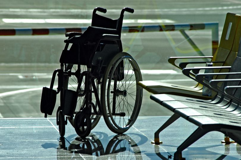 Một hành khách cao tuổi ngồi xe lăn đã bị bỏ rơi tại sân bay của Mỹ suốt 14 tiếng đồng hồ - Ảnh: Alexander Schulz/EyeEm/Getty Images