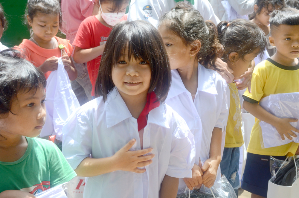 Những đứa trẻ người dân tộc S’Tiêng có một ngày vui trọn vẹn với chương trình “1.000 áo mới trao em” của Báo Phụ Nữ TP.HCM - ảNH: p.h.